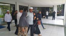 Suasana Haru Kedatangan Jemaah Haji Kloter Pertama di Kepri