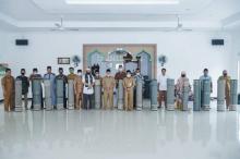 Pemkab Serahkan 100 Gulung Sajadah untuk 18 Masjid dan Surau di Lingga
