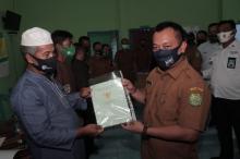 Nizar Bagikan Sertifikat Tanah hingga Kartu BPJS ke Warga Belungkur