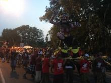 Butakala Tunggangi Dinosaurus Menarik Perhatian Pengunjung 