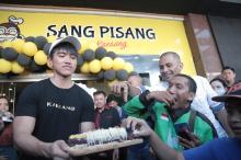 Warga Berebut Kue "Sang Pisang" yang Dibagikan Kaesang