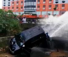 Jaringan Pipa ATB Bocor Dihantam Mobil Avanza 