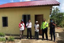 Sisihkan Gaji, Polisi di Bintan Ini Bantu Warga Korban Kebakaran Bangun Rumah