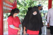 Tangan Terborgol, Dua Tersangka Ikut Saksikan Pemusnahan Sabu di Batam