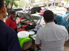 Mantan Sopir Taksi Ini Sulap Bagasi Mobil Jadi Kedai Nasi Padang