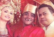 Foto-foto Pria Padang Bayu Kumbara Nikahi Bule Cantik Inggris