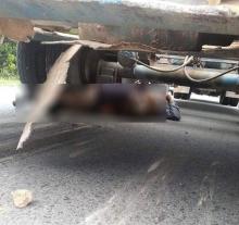 Trailer vs Sepeda Motor di Bundaran Punggur, 1 Orang Tewas