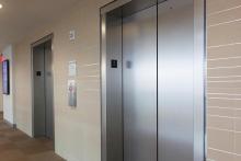 Pengunjung Pub di Batam Baku Hantam Dalam Lift