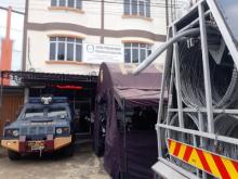 Polisi Siagakan Water Canon dan Kawat Berduri di Kantor KPU Kepri