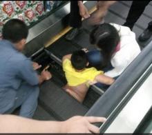 VIDEO: Balita Nyaris Ditelan Eskalator DC Mall Batam
