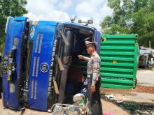 Truk Trailer Terbalik Lalu Hantam Tambal Ban di Trans Barelang