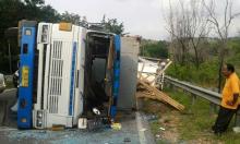[BREAKINGNEWS] Diduga Kelebihan Muatan, Mobil Truk Trailer Terguling di Tiban
