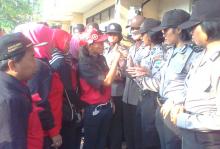 Pendemo Tidak Puas, Kembali Paksa Ketua KPU Keluar Kantor