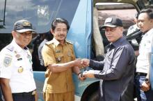 Pemkab Lingga Serahkan Bus Sekolah untuk Desa Bukit Harapan