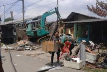 Eksekusi Rumah di Bengkong Dalam, Pemilik Rumah Pasrah Lihat Rumahnya Dihancurkan