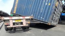 Kontainer Kosong Terlempar di Depan Pintu SPBU Kijang, Ini Penyebabnya