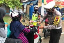 Polres Natuna Bagi-bagi Bendera Mini ke Warga Ranai