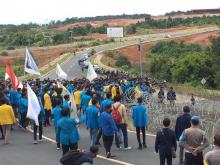 Massa Mahasiswa Diadang Kawat Berduri di Depan Gedung DPRD Kepri