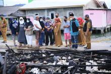 Pemko Tanjungpinang Beri Bantuan Korban Kebakaran di Teluk Keriting