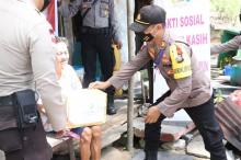 Polres Karimun Bagikan 1.000 Paket Sembako Untuk Warga Terdampak Corona