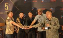 Romo Paschal Raih Penghargaan The Best Activist Humanitarian pada Batamnews Award