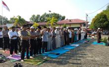 Polisi dan Warga Tanjungpinang Ramai-ramai Salat Minta Hujan