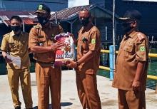 Camat Senayang Salurkan Ratusan Paket Sembako Bantuan Pemprov ke Warga
