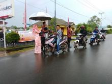 Seru, Bagi-bagi Takjil Bank Riau Kepri di Lingga