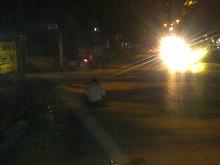Pria ini Semangat Mencari Nafkah Walaupun Harus Merangkak dengan Tangan 10 Km