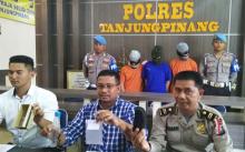 Perempuan Cantik Digerebek Pesta Sabu Bersama Dua Pria di Rumahnya