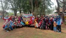 Jaga Kebugaran Tubuh, Ibu-ibu Lansia Desa Kote di Lingga Diajak Rekreasi