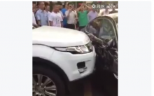 [VIDEO] Begini Cara Orang Kaya di Cina Bila Terhalang Parkir