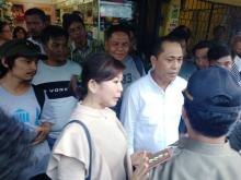 Pengelola Ngotot Buka Stan Bazar Imlek di Jalan Pasar Ikan
