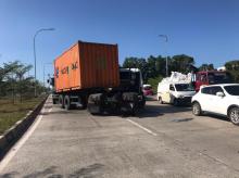 Tiga Mobil Kecelakaan Beruntun di Flyover Laluan Madani