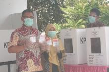 Nyoblos di TPS Tiban Mas, Suryani: Semoga Bisa Teruskan Pembangunan