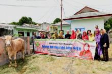Ketua BKOW Kepri Bagikan 3 Ekor Sapi dan 2 Kambing Kurban