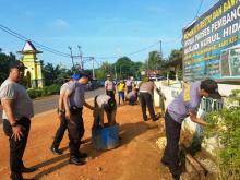 Polsek KKP Batam Bersih-bersih Masjid Jelang Hari Bhayangkara