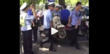Tak Mau Ditilang, Emak-emak Ini Digotong Bersama Motornya