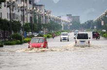 Banjir Terjang China Paksa Ratusan Ribu Orang Mengungsi