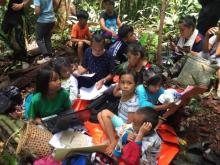 Demi Sinyal Internet, Guru di Serawak Bawa 22 Murid ke Hutan Agar Bisa Belajar