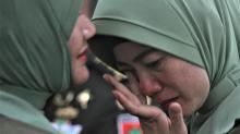 Tangis Istri dan Rangkulan Kolonel HS yang Dicopot dari Dandim Kendari