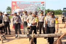 Kapolres Karimun Tak Canggung Potong Kayu Pakai Gergaji Mesin