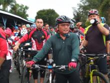 Kapolda Kepri Kayuh Sepeda di Bawah Gerimis