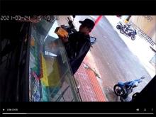 Terekam CCTv, Aksi Pria Bertopi Bawa Kabur Ponsel di Batam