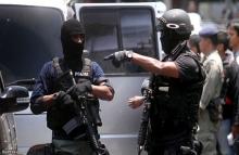 Polisi Angkut 10 Terduga Pelaku Pembunuhan Syahrial Koto dari Polsek 