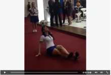 [VIDEO] Pakai Sepatu Berhak Tinggi, Model Cantik Juggling Bola