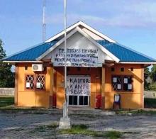 Kantor Desa Disegel Warga di Karimun yang Tak Puas Transparansi Bansos 
