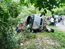 Niat Ngerem Malah Injak Pedal Gas, Minibus Hantam Pohon dan Terbalik di Tiban