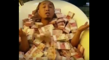 Seorang Pria Mandi Uang di Bathub, Ini Reaksi Polisi