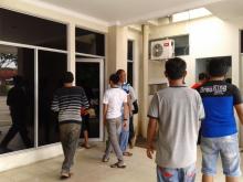 Sopir Angkot Unjuk Rasa di Kantor Dishub, Pengunjuk Rasa: Keluarlah Pak Kadis Ganteng!